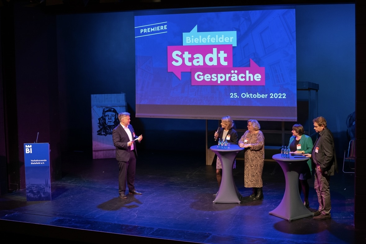 moderator-thorsten-kausch-bielefelder-stadtgespraeche-2022-1 Thorsten Kausch als Moderator der Bielefelder Stadtgespräche 2022
