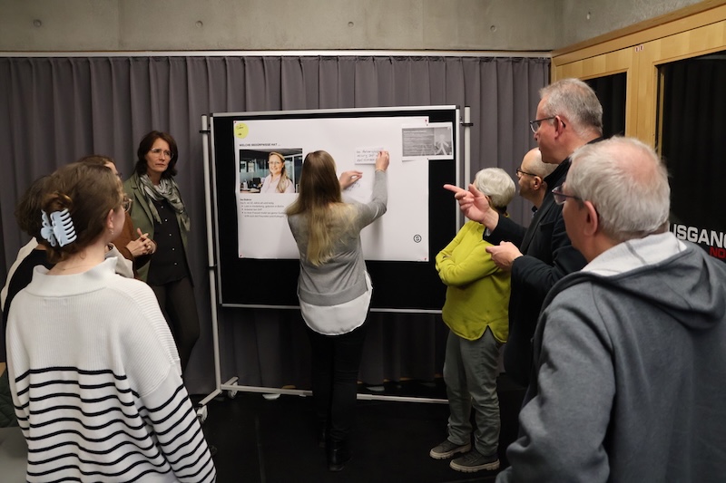 Menschen arbeiten an Pinnwänden bei einem Workshop zum Stadtmarketing in Walldorf