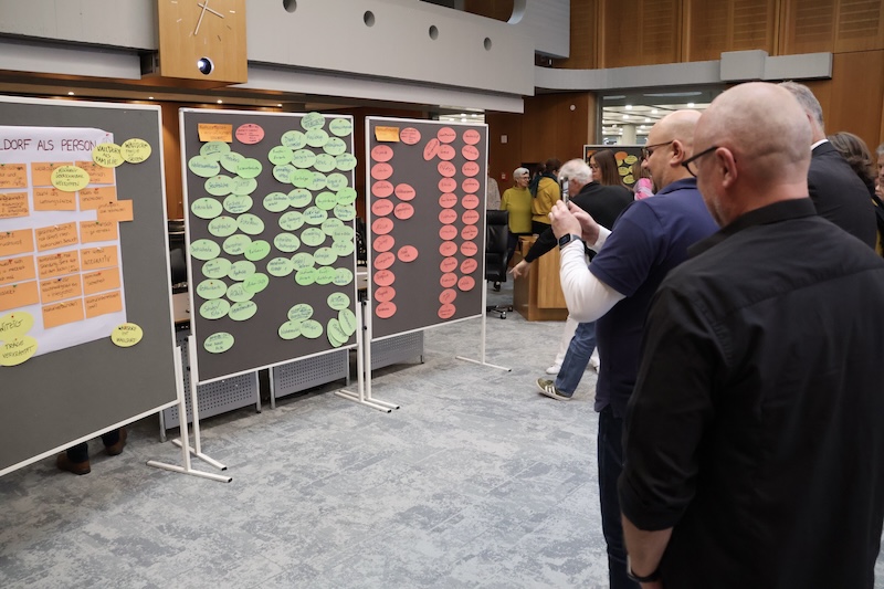 Workshop-Ergebnisse an Pinnwänden: Ideen und Impulse zum Stadtmarketingkonzept für Walldorf