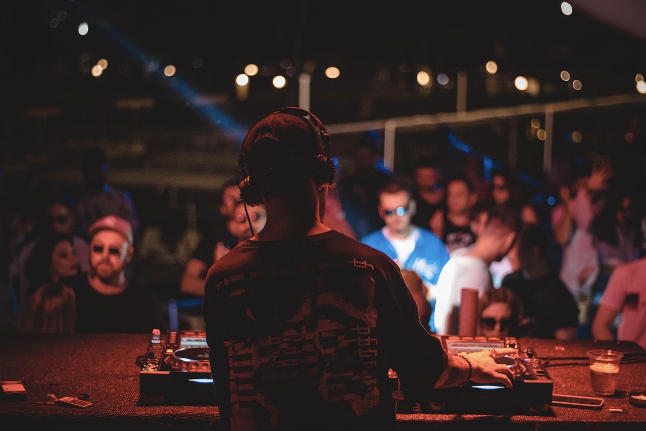 24-stunden-stadt-dj-in-bar-stadtmanufaktur-blog DJ legt in einem Nachtclub auf