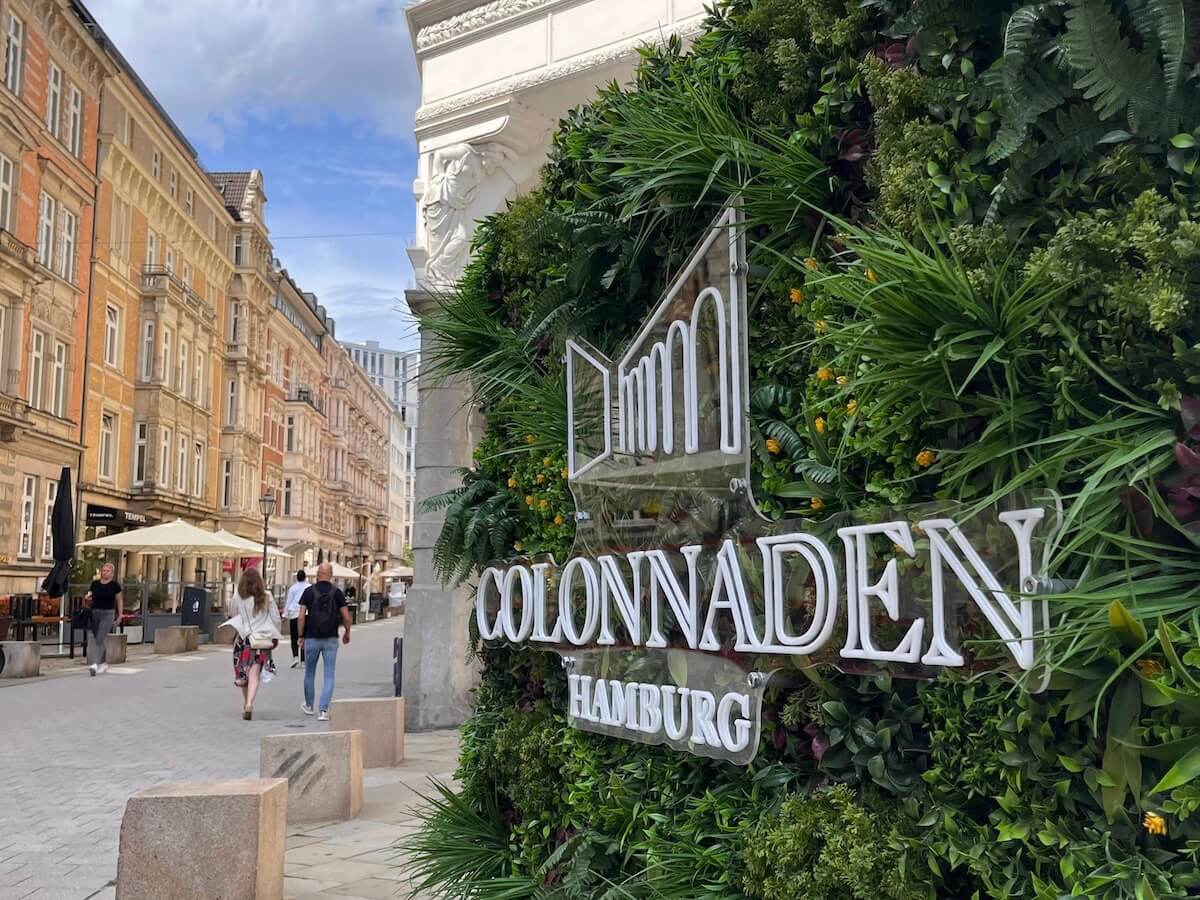 Mediterrane Pflanzwände am Eingang zu den Colonnaden Hamburg