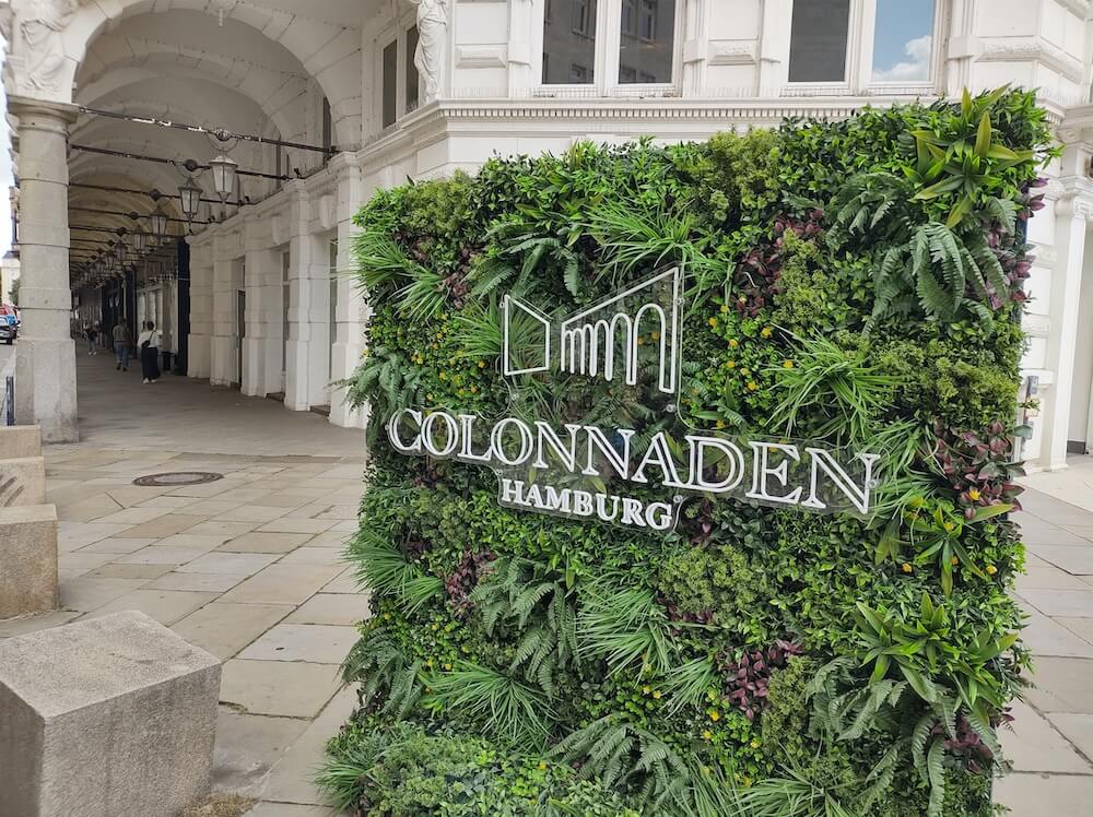 Begrünte Pflanzenwand vor den Colonnaden Hamburg
