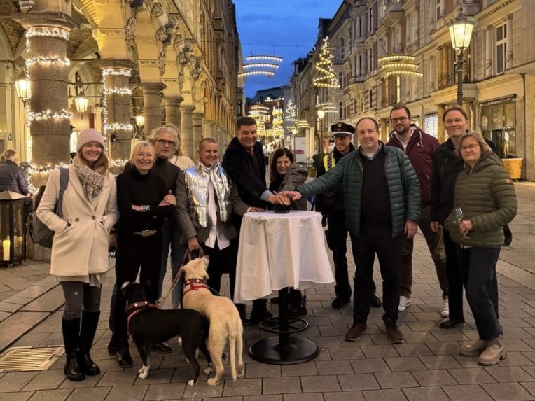 Gruppenfoto in den Colonnaden zum Start des lebendigen Adventskalenders