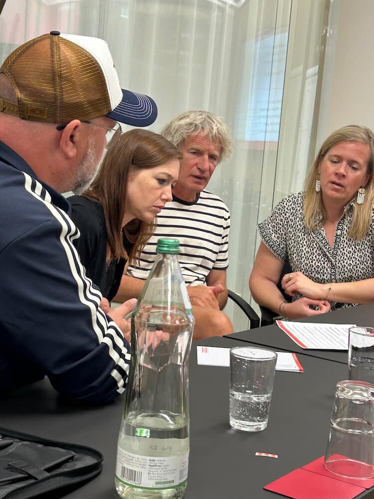 Menschen diskutieren intensiv bei einem Workshop in Linz