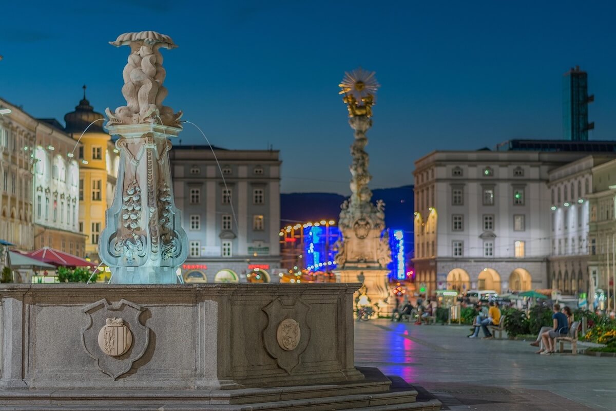 Brunnen mit Abendstimmung in der Innenstadt von Linz
