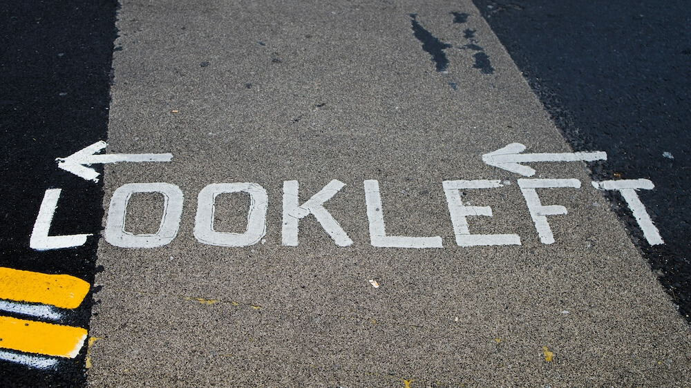 nudging-psychologie-stadtmanufaktur Beispiel für Nudging: Schriftzug "Look left" auf einer Straße