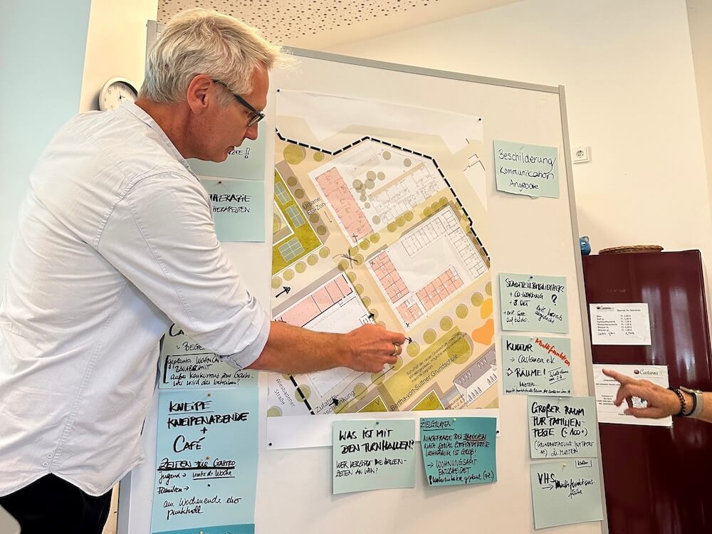 Mathias Sander von der Stadtmanufaktur bei einem Workshop zur Quartiersentwicklung in Wiesbaden