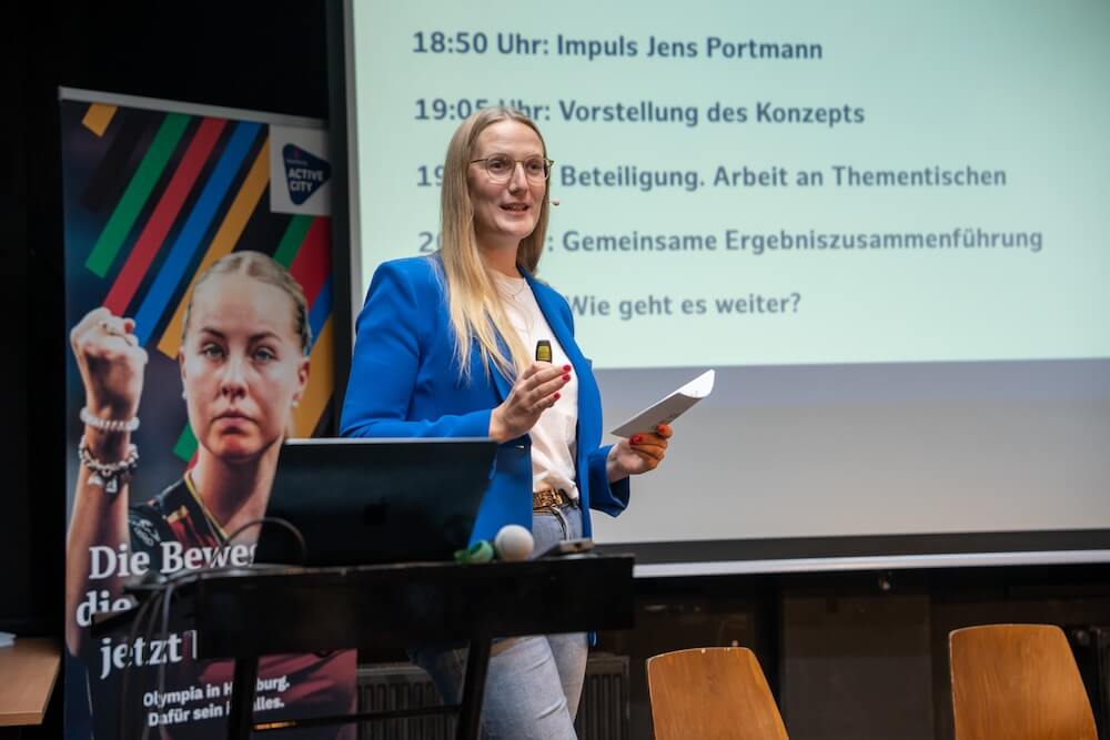 laura-ebeling-fachdialog-bildung-wissenschaft-hamburg Laura Ebeling leads through the program on stage