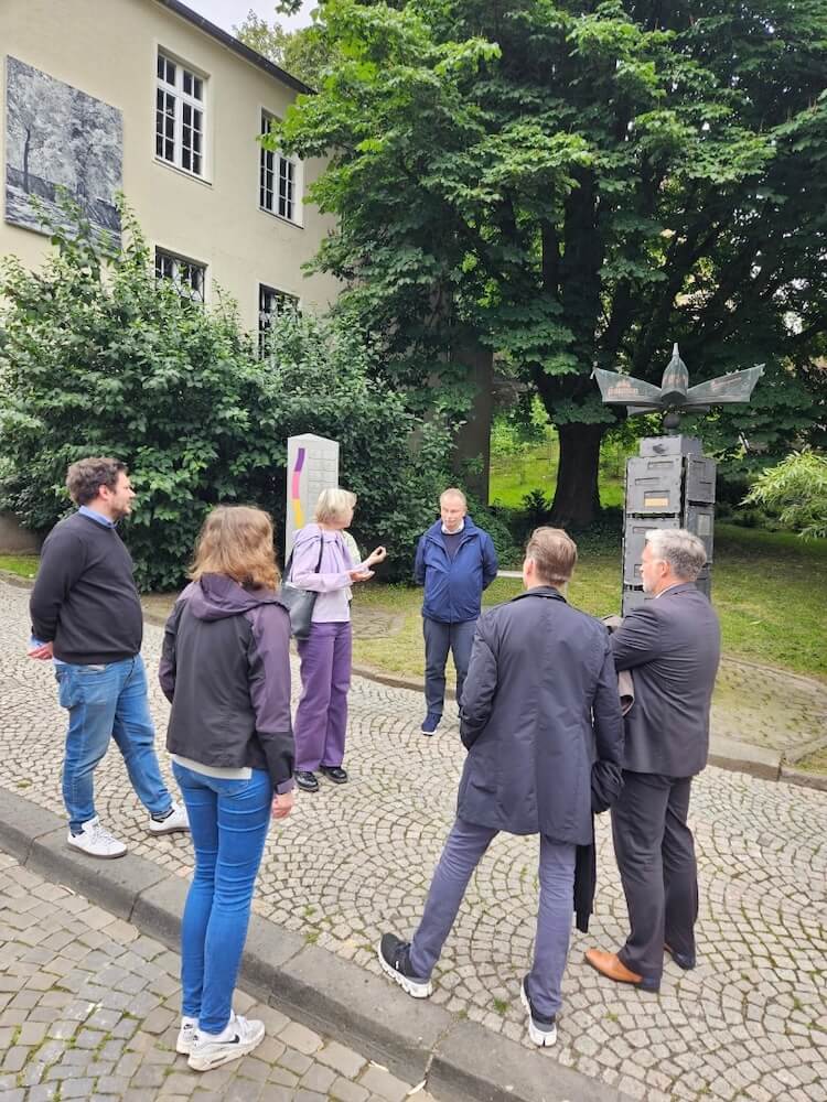moenchengladbach-stadtmarke-rundgang-stadtmanufaktur-2 Gespräch im Freien beim Rundgang durch Mönchengladbach