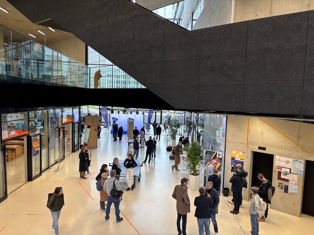 Menschen unterhalten sich im Foyer der HafenCity Universität Hamburg