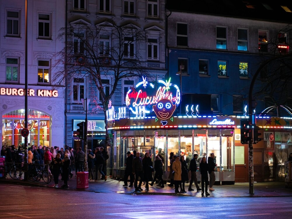 nachtleben-spielbudenplatz-hamburg-stadtmanufaktur Menschen nachts auf dem Spielbudenplatz in Hamburg