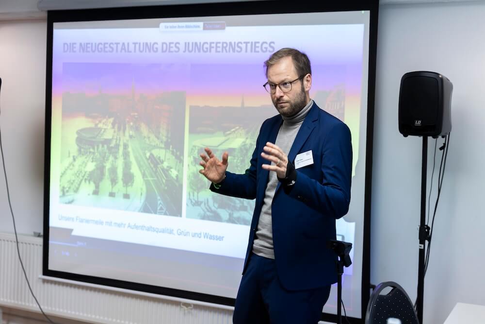 Anjes Tjarks gives a keynote speech on the communication of infrastructure projects