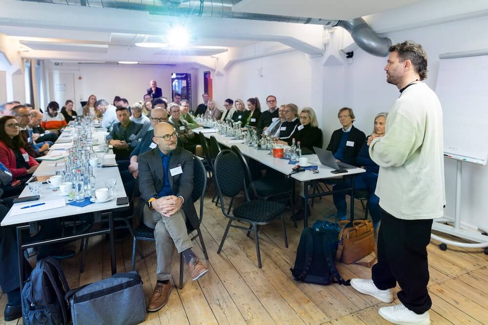 Benjamin Adrion during his keynote speech at the Stadtmanufaktur conference in Hamburg