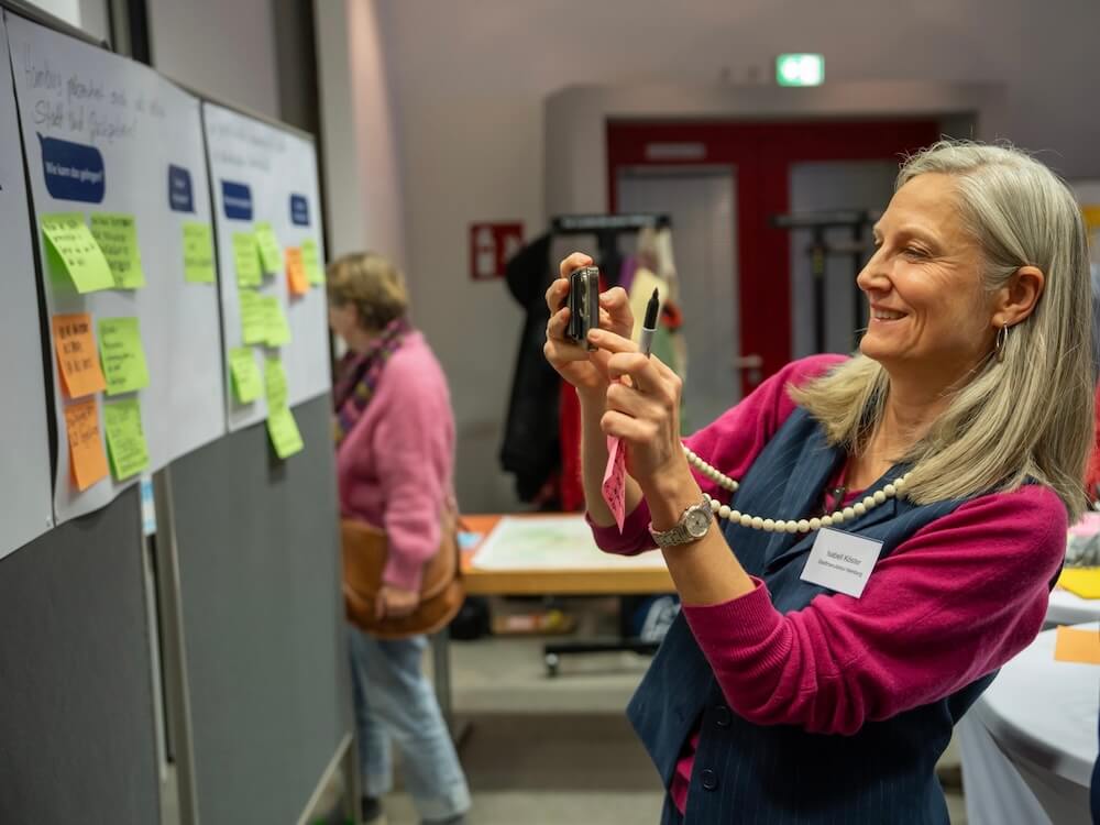 isabell-koester-hamburg-kulturstrategie-urban-funding-muhme-photography-1 Isabell Köster fotografiert Ideen, die mit Post-its auf einer Pinnwand angebracht sind
