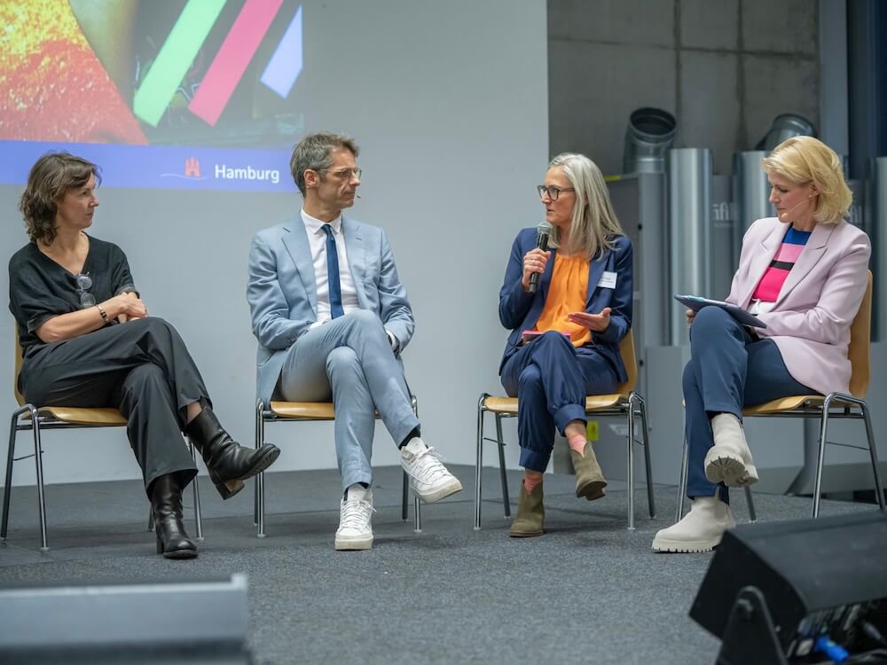 isabell-koester-speakerin-talk-olympia-hamburg-credit-muhme-photography Isabell Köster diskutiert mit anderen Personen bei einer Beteiligungsveranstaltung zu Olympia in Hamburg