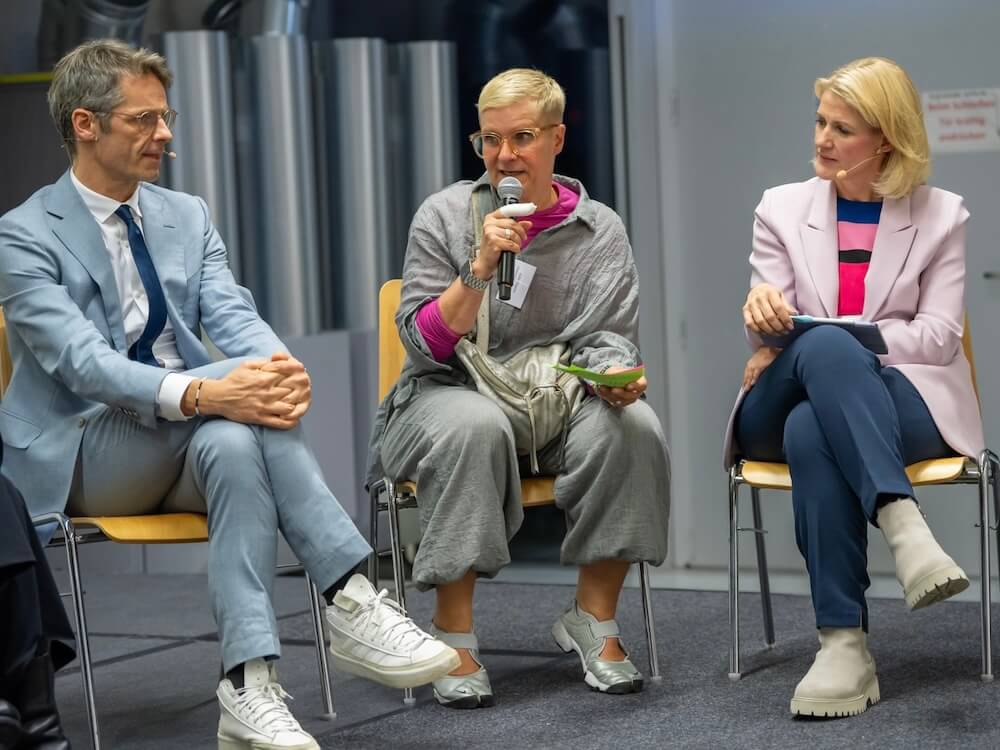 julia-staron-at-talk-about-olympics-in-hamburg-credit-muhme-photography Julia Staron präsentiert die Ergebnisse eines Dialogformats auf der Bühne