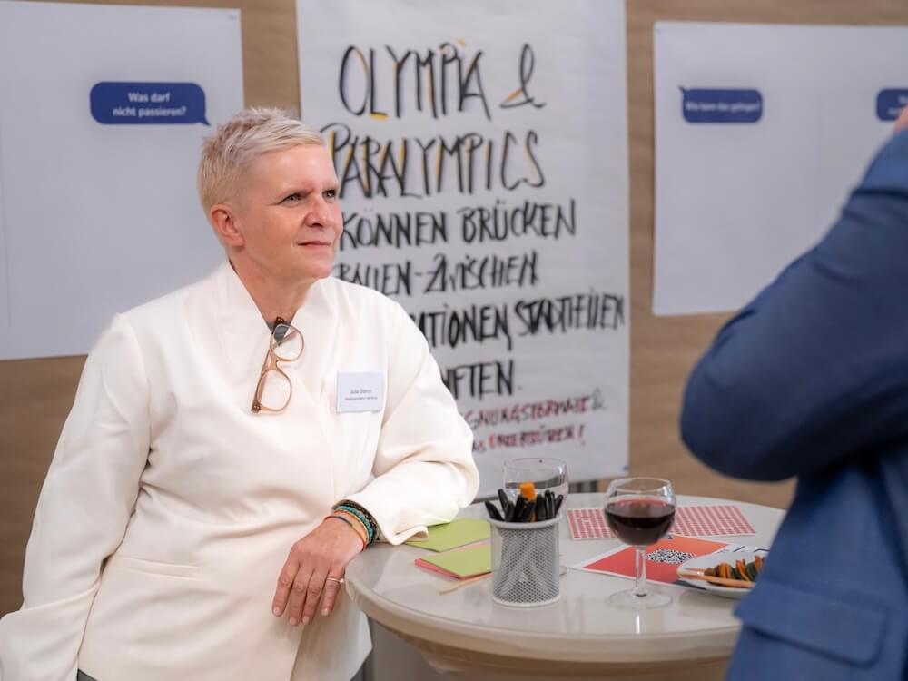 julia-staron-hamburg-speaker-coach-mediator-credit-muhme-photography-2 Julia Staron unterhält sich mit einem Gast auf einer Beteiligungsveranstaltung zu den Olympischen und Paralympischen Spielen in Hamburg