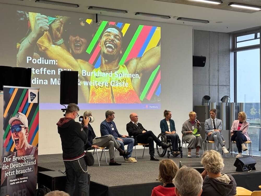 julia-staron-panel-discussion-olympics-hamburg-stadtmanufaktur Julia Staron präsentiert auf der Bühne die Ergebnisse eines Dialogformats zu Olympia in Hamburg