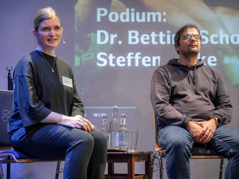 Sophie May moderiert eine Podiums-Diskussion zu Olympia in Hamburg