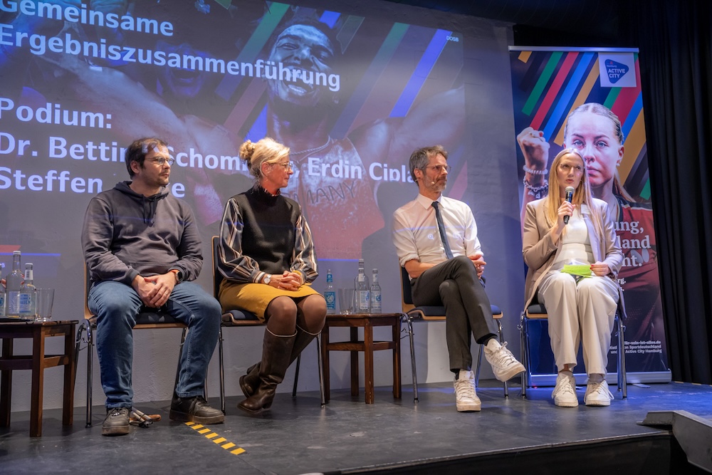 stadtmanufaktur-laura-ebeling-in-panel-credit-muhme-photography Laura Ebeling präsentiert auf einer Bühne die Ergebnisse eines Dialogformats zu Olympia in Hamburg