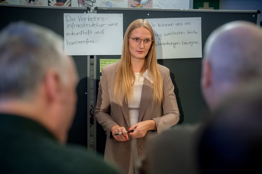 stadtmanufaktur-laura-ebeling-moderator-credit-muhme-photography.jpg Laura Ebeling hört bei einem Workshop den