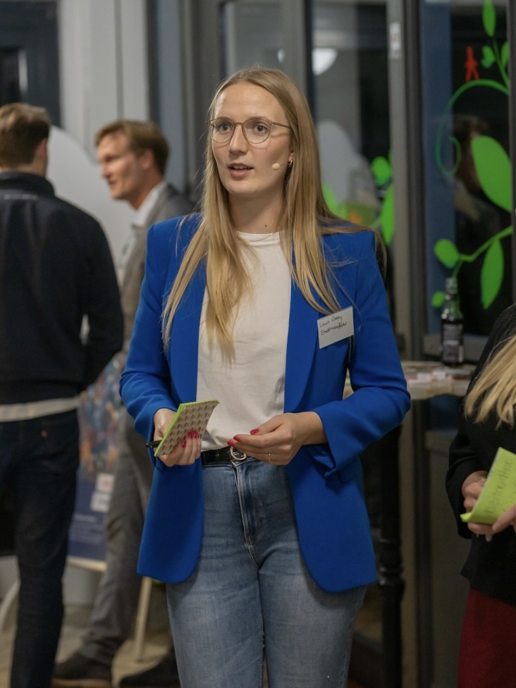 stadtmanufaktur-laura-ebeling-place-marketing-expert-credit-muhme-photography-hochformat Laura Ebeling im Gespräch mit Teilnehmenden einer Beteiligungsveranstaltung