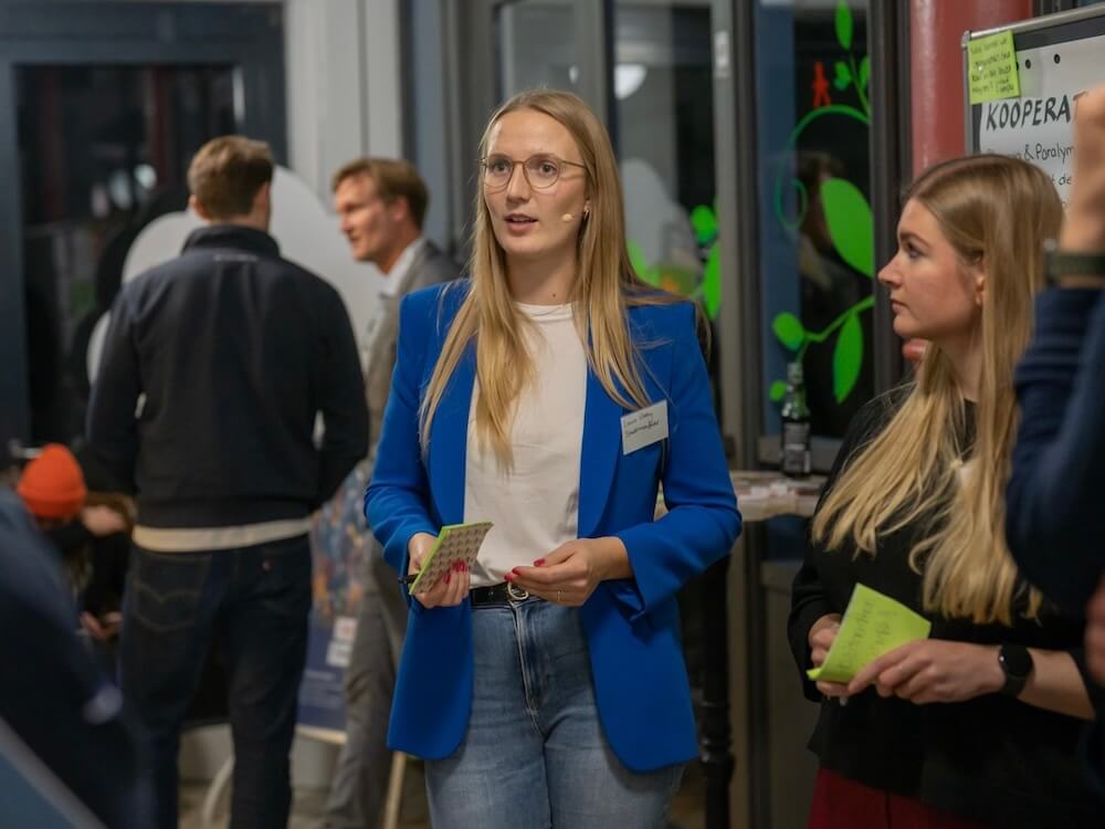 stadtmanufaktur-laura-ebeling-place-marketing-expert-credit-muhme-photography-mobile Laura Ebeling im Gespräch mit Teilnehmenden einer Beteiligungsveranstaltung