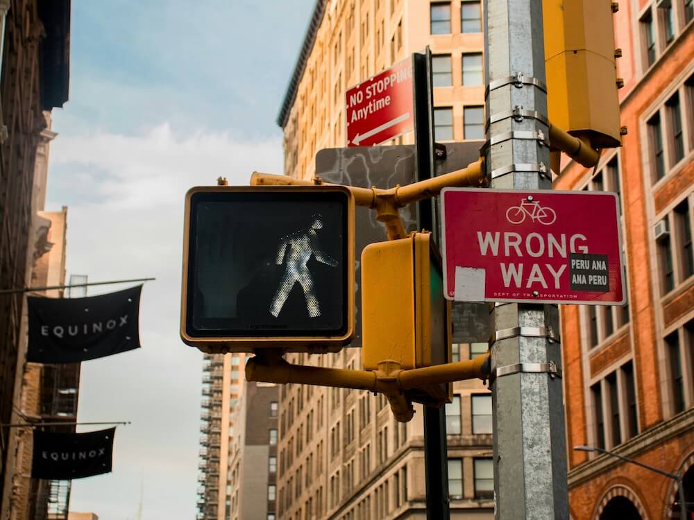 Wrong-Way-Schild an einer Straßenkreuzung