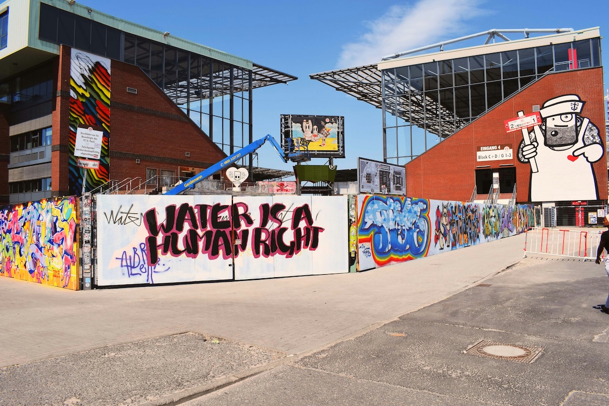 st-pauli-haltung-millerntor-stadion-david-bayliss-GkpMkJ47esI-unsplash Graffiti mit "Water is a Human Right" auf dem Millerntor-Stadion in Hamburg St. Pauli