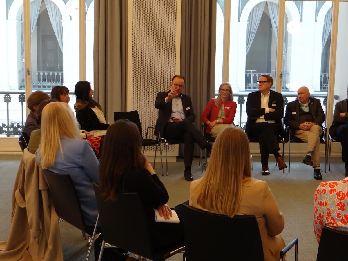 Martin Knabenreich spricht vor Workshop-Teilnehmenden auf dem Forum StadtRaumZukunft 2026