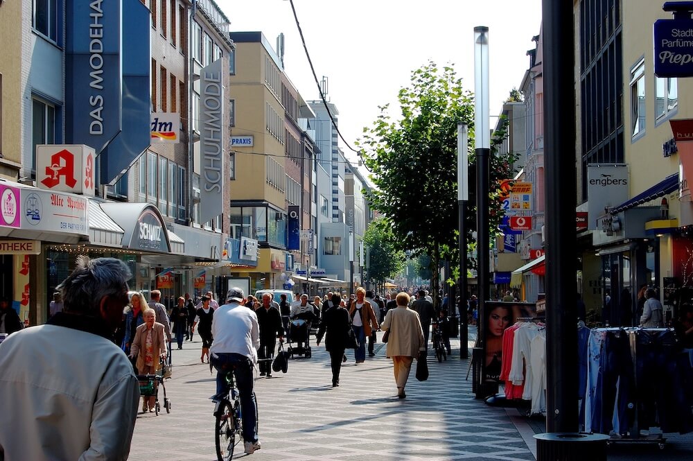 gelsenkirchen-innenstadt-transformation-stadtmanufaktur-credit-joerg-moeller-pixabay Fußgänger und Radfahrer in der Innenstadt von Gelsenkirchen