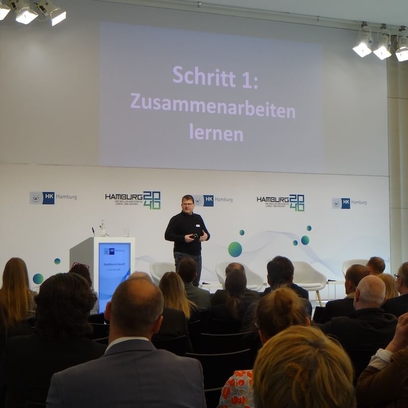 gerald-babel-sutter-triple-ceo-zirkel-2026-stadtmanufaktur Gerald Babel-Sutter bei einem Vortrag