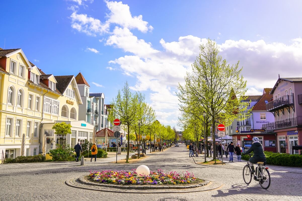 Fahrradfahrer fährt durch die Innenstadt von Kühlungsborn