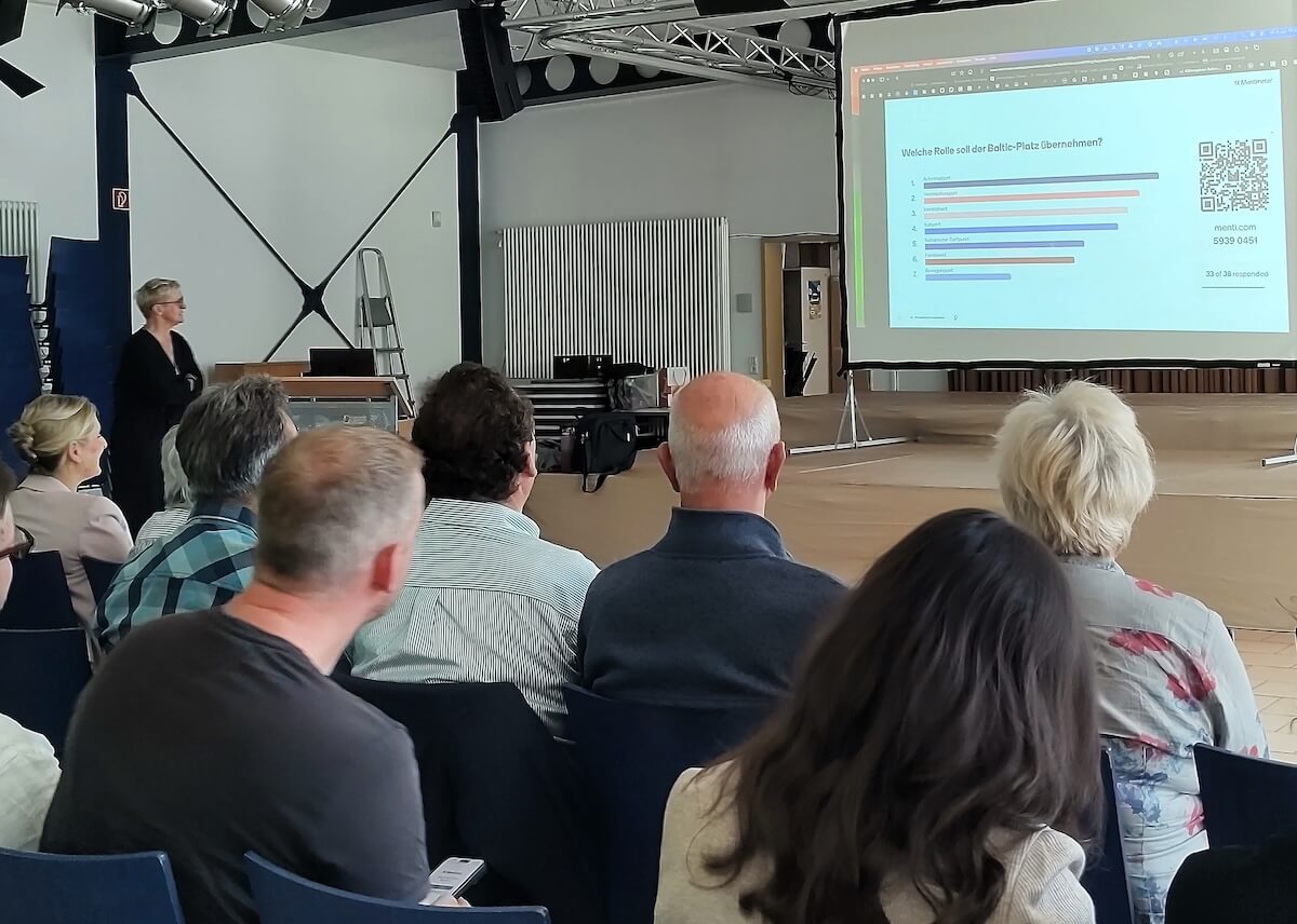 Julia Staron leitet ein Beteiligungsformat zur Tourismusstrategie in Kühlungsborn